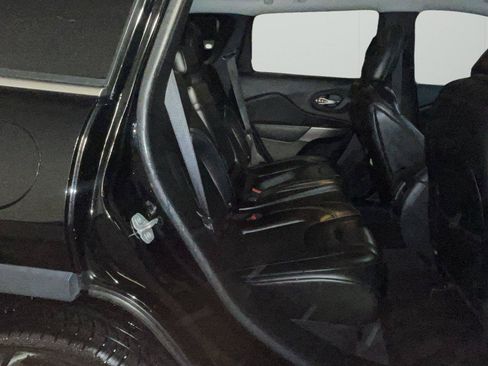 Used 2019 Jeep Cherokee Latitude Plus FWD image 13