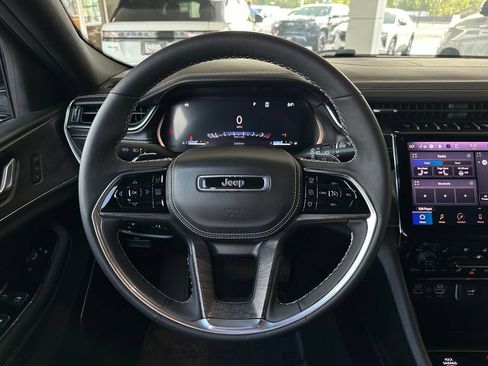 Used 2025 Jeep Grand Cherokee Overland AWD/4WD image 18