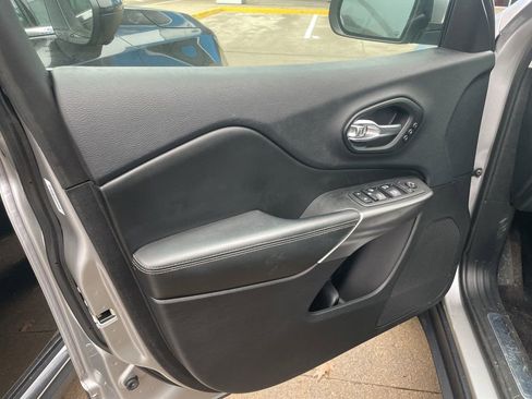 Used 2019 Jeep Cherokee Limited image 8