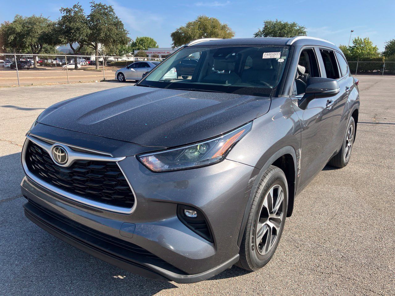 Used 2023 Toyota Highlander XLE FWD image 1