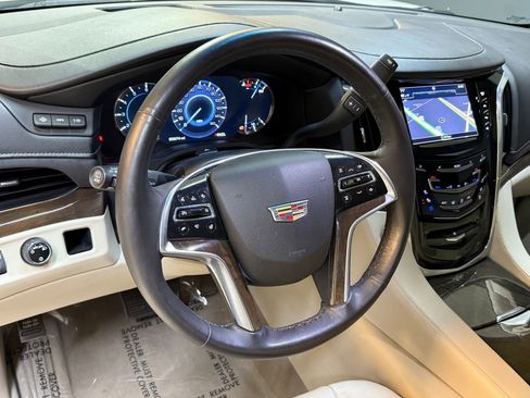Used 2018 Cadillac Escalade Luxury image 4