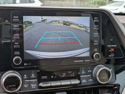 Used 2022 Toyota Highlander XLE image 24