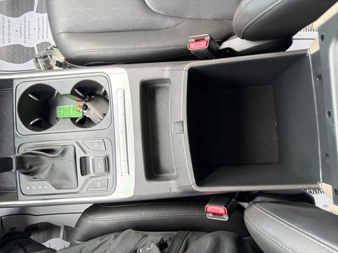 Used 2025 Kia Carnival FWD image 29