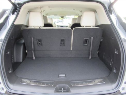 Used 2023 Buick Enclave Essence image 32