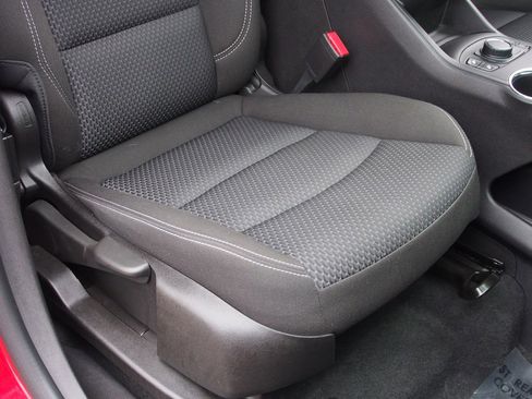 Used 2023 GMC Terrain SLE w/ Driver Convenience Package image 12