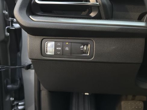 Used 2025 Chevrolet Traverse LT image 21