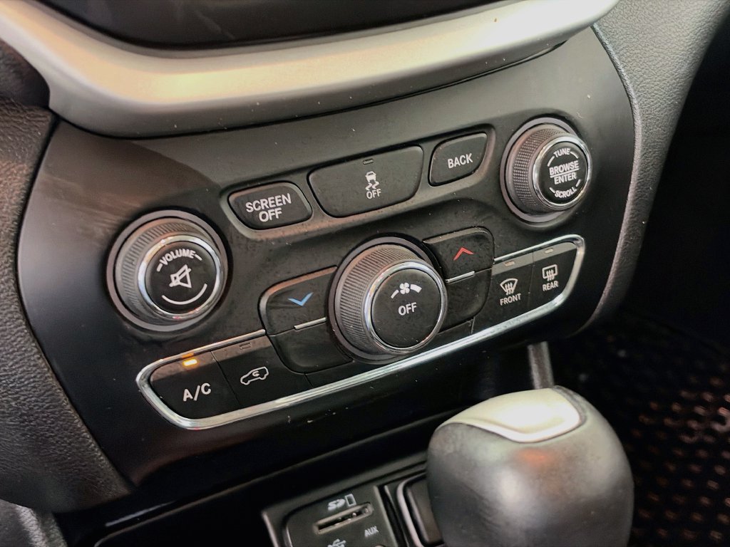 Used 2017 Jeep Cherokee Trailhawk AWD/4WD image 17