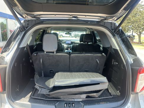 Used 2021 Ford Explorer XLT w/ Equipment Group 202A AWD/4WD image 14