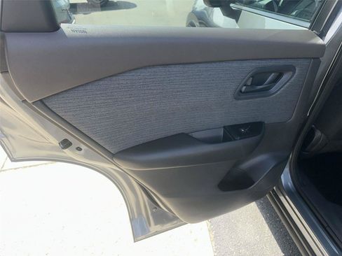 Used 2023 Nissan Rogue S AWD/4WD image 18