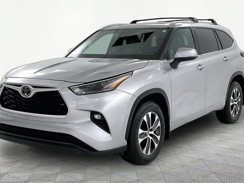 Used 2022 Toyota Highlander XLE AWD/4WD image 3