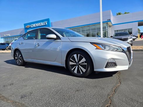 Used 2022 Nissan Altima 2.5 SV FWD image 1