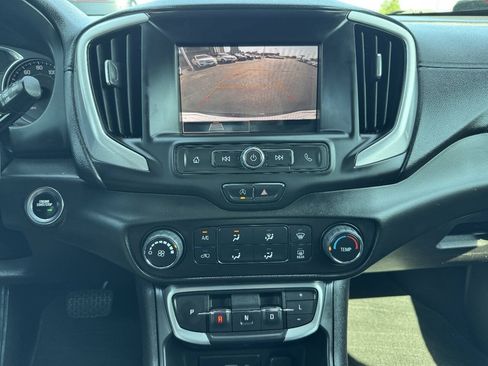 Used 2022 GMC Terrain SLE FWD image 25