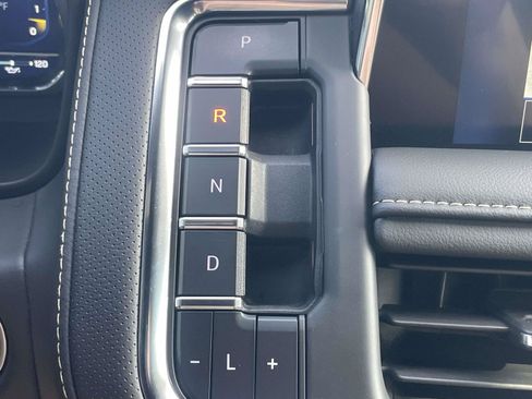 Used 2023 Chevrolet Tahoe Premier AWD/4WD image 22