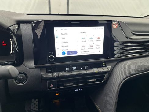 Used 2025 Toyota Camry SE FWD image 27