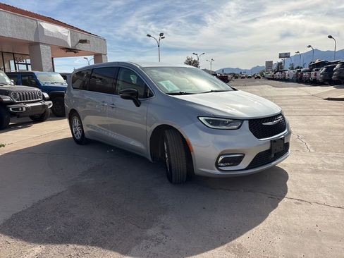 Used 2024 Chrysler Pacifica Touring-L FWD image 3