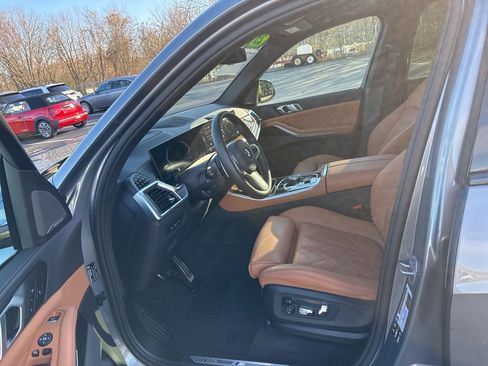 Used 2025 BMW X5 xDrive40i w/ M Sport Package image 11