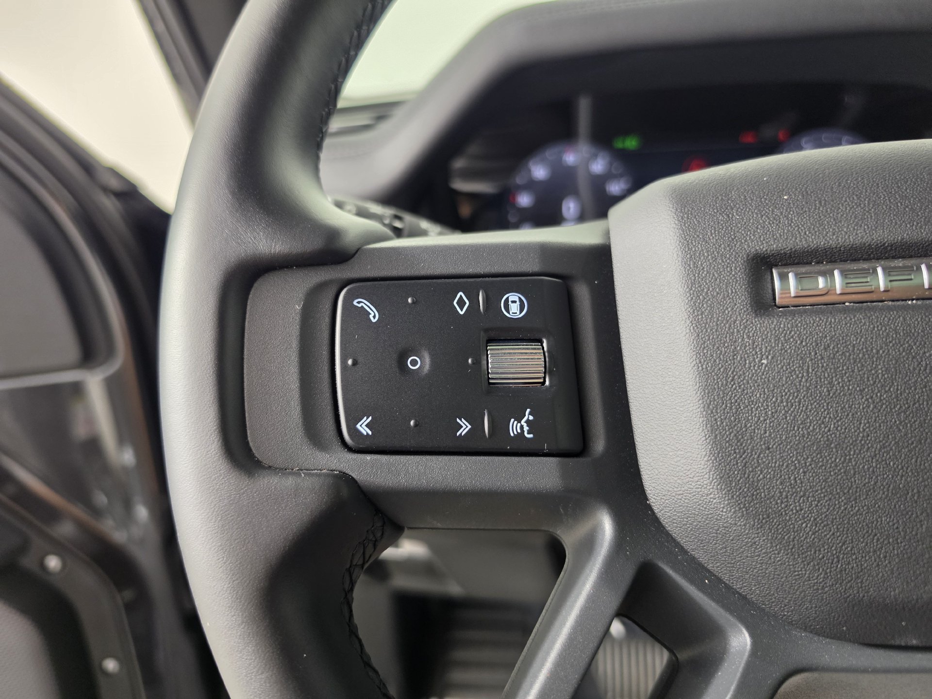 Used 2024 Land Rover Defender 110 X-Dynamic SE AWD/4WD image 9