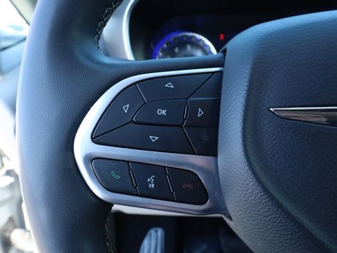 Used 2023 Chrysler Pacifica Touring-L image 26