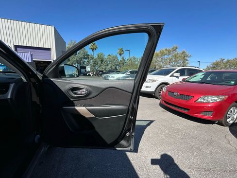 Used 2017 Jeep Cherokee Sport FWD image 12