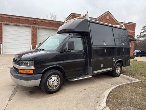 Used 2004 Chevrolet Express 3500 image 1