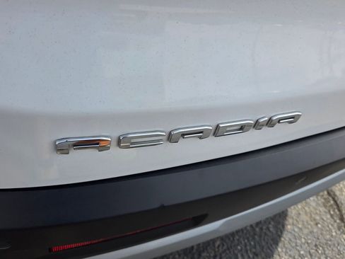 Used 2023 GMC Acadia SLT AWD/4WD image 11