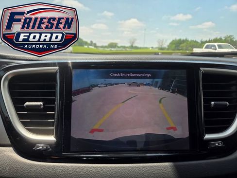 Used 2023 Chrysler Pacifica Touring-L FWD image 21