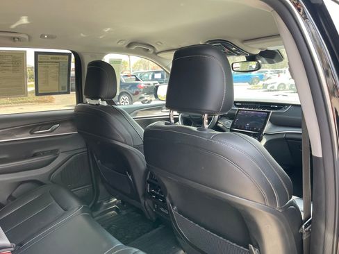 Used 2023 Jeep Grand Cherokee Limited w/ Black Appearance Package image 29