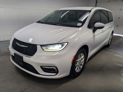 Certified 2023 Chrysler Pacifica Touring-L FWD image 11
