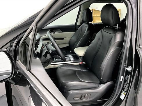 Used 2024 Kia Carnival LX FWD image 28