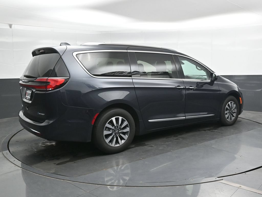 Used 2021 Chrysler Pacifica Limited w/ Premium & Safety Sphere Group FWD image 2