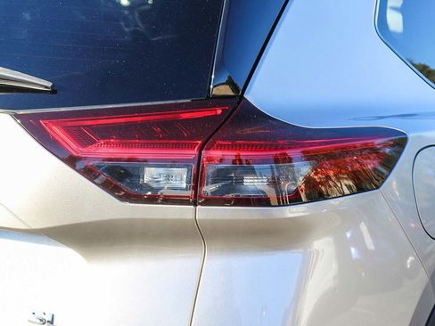 Used 2021 Nissan Rogue SL w/ Premium Package image 7