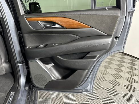Used 2018 Cadillac Escalade Luxury image 16