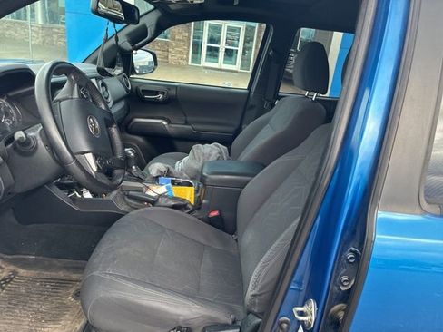 Used 2017 Toyota Tacoma TRD Off-Road image 11