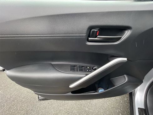 Used 2025 Toyota Corolla Cross LE image 12