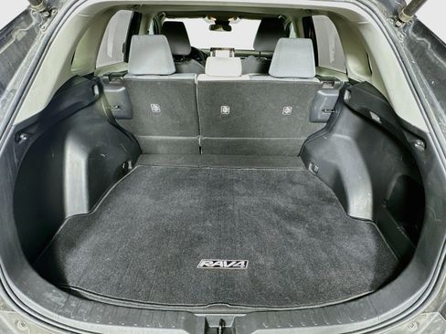 Used 2020 Toyota RAV4 XLE w/ Convenience Package FWD image 27