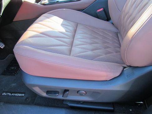 Used 2025 Mitsubishi Outlander SEL image 16