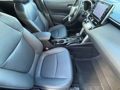 Certified 2022 Toyota Corolla Cross XLE image 33