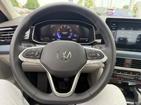 Used 2025 Volkswagen Jetta SE w/ Sunroof Package image 9