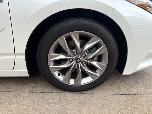 Used 2021 Toyota Avalon XLE w/ Moonroof Package FWD image 13