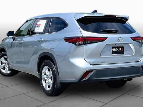 Used 2022 Toyota Highlander LE AWD/4WD image 12