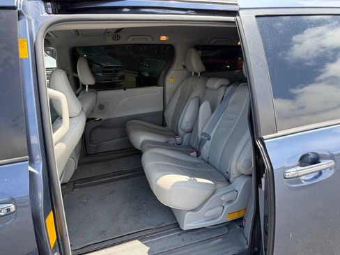 Used 2013 Toyota Sienna XLE w/ Premium Pkg FWD image 7