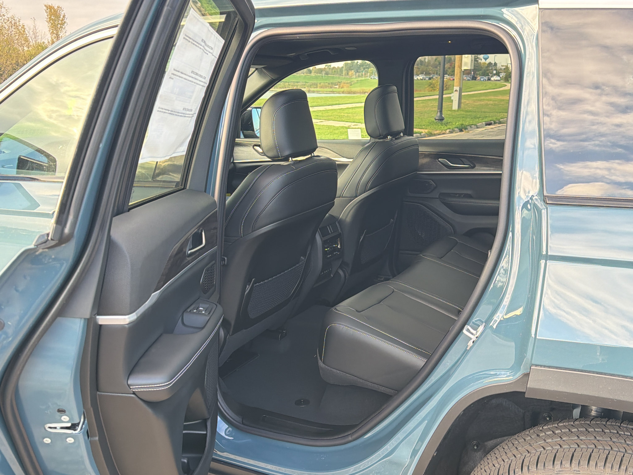 New 2027 Jeep Grand Cherokee Limited w/ Technology Group II AWD/4WD image 35