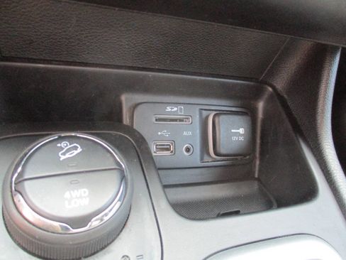 Used 2018 Jeep Cherokee Latitude Plus w/ Comfort/Convenience Group AWD/4WD image 21