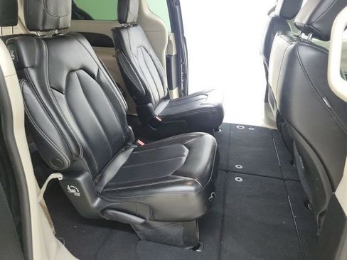 Used 2023 Chrysler Pacifica Touring-L image 15