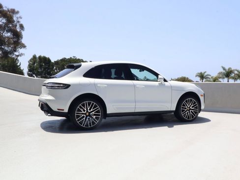 Certified 2025 Porsche Macan AWD/4WD image 8