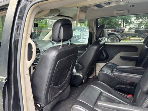 Used 2012 Chrysler Town & Country Touring w/ Entertainment Group #1 FWD image 18