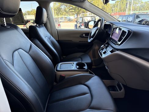 Used 2024 Chrysler Pacifica Touring-L image 32
