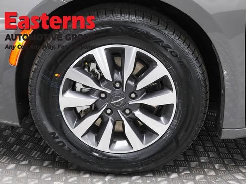 Used 2022 Chrysler Pacifica Touring-L FWD image 33
