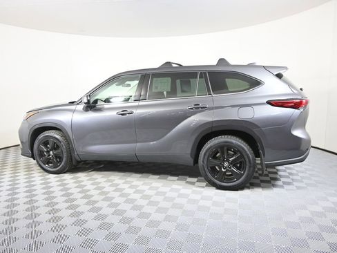 Used 2021 Toyota Highlander L image 3