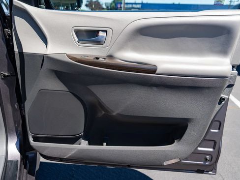 Used 2020 Toyota Sienna XLE FWD image 29